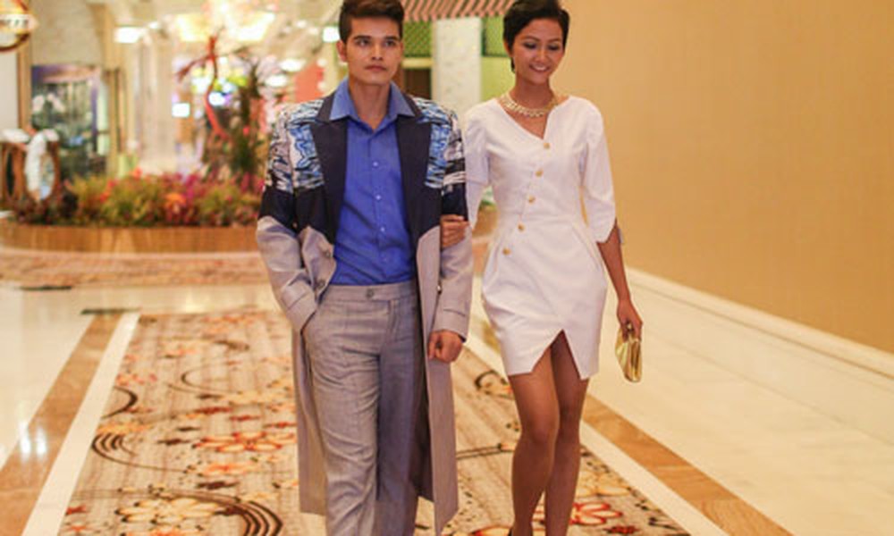 Vừa qua, K’Brơi và H’Hen Niê - hai thí sinh đang tham gia  Vietnam’s Next Top Model 2015 đã có mặt tại show diễn thời trang giới thiệu BST của NTK Hà Hồng Lam – Á quân Project Runway Vietnam 2014.